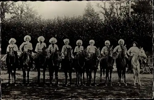 Foto Ak Cadaqués Katalonien, Menschen in Tracht zu Pferden