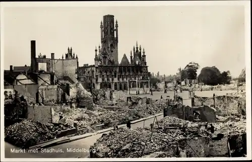 Ak Middelburg Zeeland Niederlande, Markt met Stadhuis, Zerstörungen