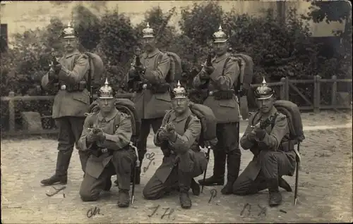 Foto Ak Neumünster in Holstein, Deutsche Soldaten in Uniformen, I WK