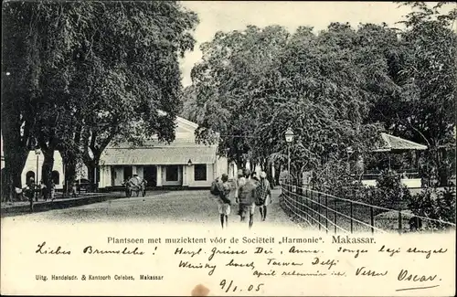 Ak Makassar Indonesien, Plantsoen met muziektent voor de Societeit Harmonie
