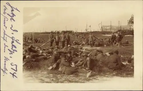 Foto Ak Deutsche Soldaten in Uniformen und Kriegsgefangene, I WK