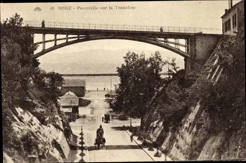 Ak Bone Algerien, Passerelle sur la Tranchee, Brücke, Straßenpartie, Kutsche