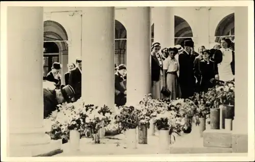 Foto Ak Den Haag Südholland Niederlande, Menschengruppe vor Blumengefäßen