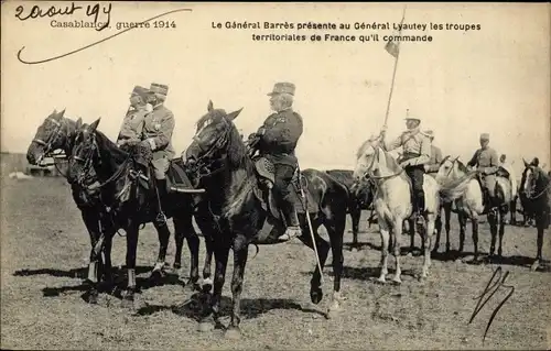 Ak Casablanca Marokko, guerre 1914, General Barres presente au Gen. Lyautey les troupes