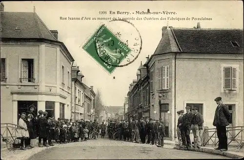 Ak Mehun sur Yevre Cher, Rue Jeanne d'Arc, enfants, Straßenpartie, Passanten