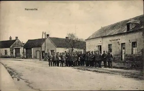Ak Menneville Aisne, Straßenpartie, König Friedrich August Bad, deutsche Soldaten in Uniform