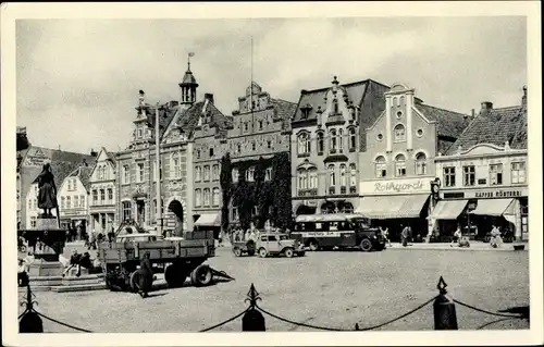 Ak Husum in Nordfriesland,  Markt mit Rathaus, Geschäftshaus Rothgardt, Bus, Anhänger