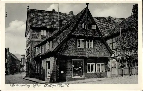 Ak Lauenburg an der Elbe, Ältestes Haus, Fachwerkgebäude, Lampengeschäft, Straßenpartie