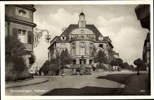 Ak Donaueschingen im Schwarzwald, Rathaus, Frontansicht, Straßenkreuzung
