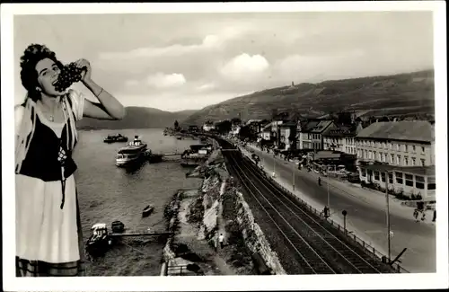 Ak Rüdesheim am Rhein, Rheinpromenade, Eisenbahnschienen, Frau mit Weintrauben, Schiffe