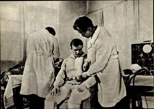 Ak Kosmonaut Juri Alexejewitsch Gagarin bei der Tauglichkeitsuntersuchung