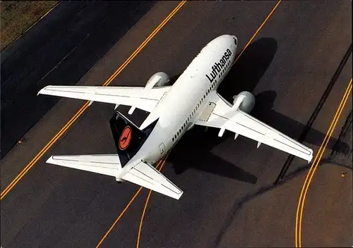 Ak Deutsches Passagierflugzeug, Lufthansa, Boeing 737-500, Landebahn