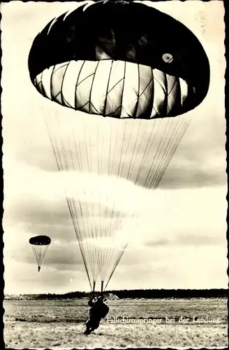Ak Fallschirmspringer bei der Landung, Bundeswehr
