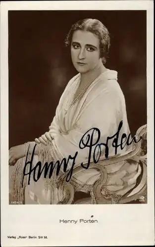 Ak Schauspielerin Henny Porten, Sitzportrait mit Schultertuch, Autogramm