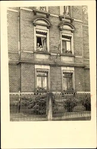 Foto Ak Dresden Löbtau, Wohnhaus Reisewitzer Straße 48, Anwohner am Fenster