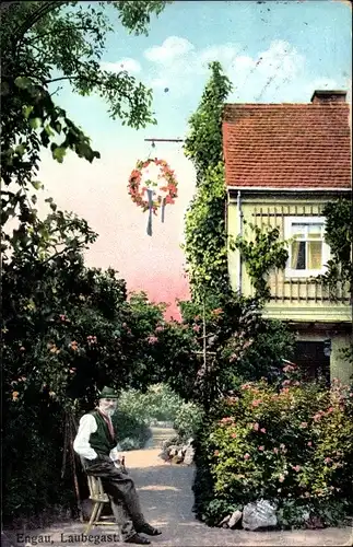 Ak Dresden Laubegast Engau, Mann am Eingang zum Garten, Rosenbogen