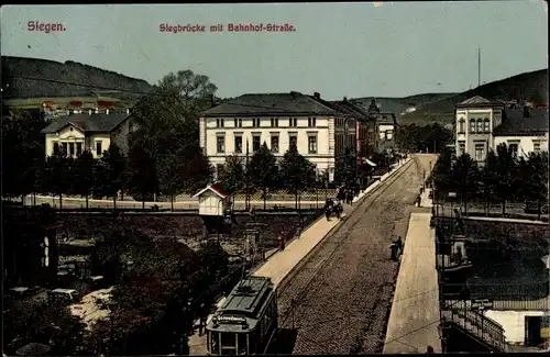 Ak Siegen Westfalen, Bahnhof Straße mit Straßenbahn und Siegbrücke