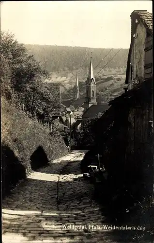 Foto Ak Weidenthal in der Pfalz, Weidenthalerhöhle, Straßenpartie, Kirche