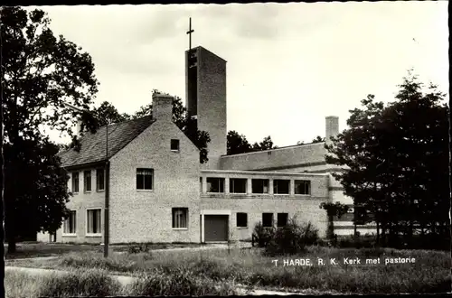 Ak 't Harde Gelderland, R. K. Kerk met pastorie