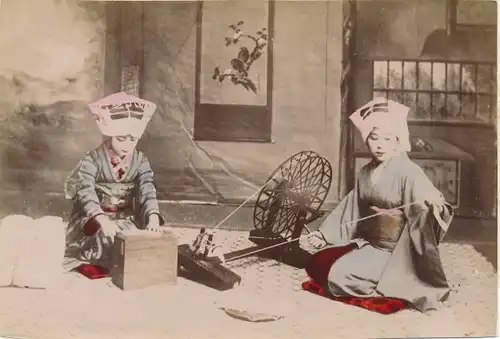 Foto Ak Zwei nähende Japanerinnen in Kimonos
