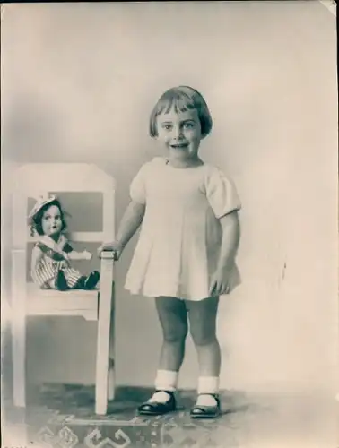 Foto Combalie, Henri, Toulouse, Portraitfotografie, Mädchen mit Puppe auf Stuhl