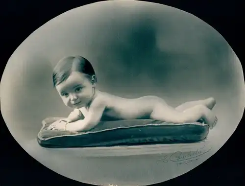 Foto Combalie, Henri, Toulouse, Portraitfotografie, Kleinkind liegend