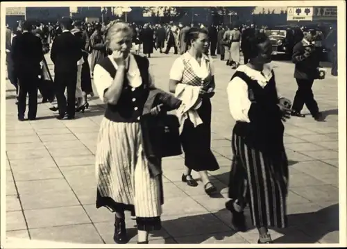 Foto Berlin Olympia 1936, Frauen in Tracht