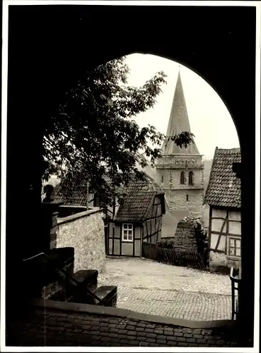 Foto Warburg Nordrhein Westfalen, Blick durch das Tor auf die Kirche