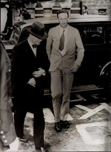 Foto Flugpionier Charles Lindbergh wird dem Entführer seines Kindes gegenübergestellt