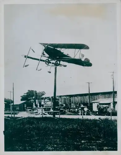 Foto Edimburg Texas USA, plane resting on telegraph pole, accident of Gus Manhart