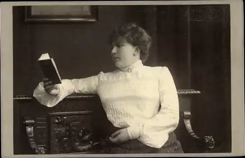 Foto Theodor Penz Berlin Charlottenburg, Dame liest ein Buch, Portrait