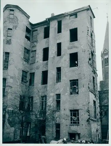 Foto Berlin, Architekt Georg Schneider, zerstörte Hausfassade, Kirche