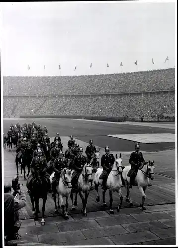 Foto Berlin, Bert Sass, Olympiastadion, berittene Polizei, Kameramann mit Filmkamera