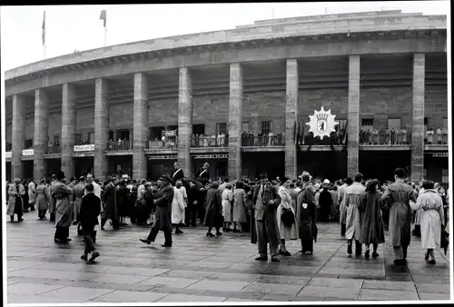 Foto Berlin, Bert Sass, Olympiastadion, berittene Landespolizei am Eingang, Wappen