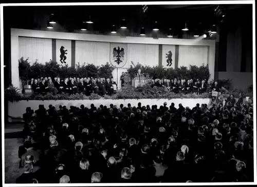 Foto Berlin, Bert Sass, Bundeskanzler Konrad Adenauer, Kundgebung nach der Viererkonferenz