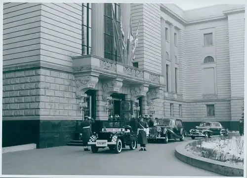 Foto Berlin, Bert Sass, Viererkonferenz 1954, Rolls Royce Limousine fährt vor, Jeep