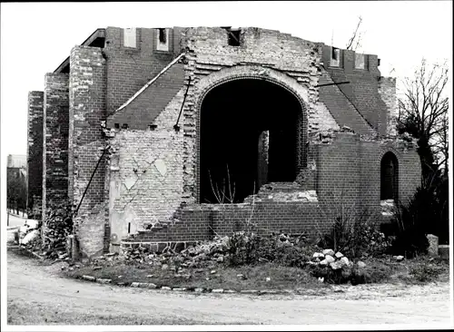 Foto Berlin Steglitz, Bert Sass, Kapelle auf dem Friedhof in der Bergstraße, Ruine, Außenansicht