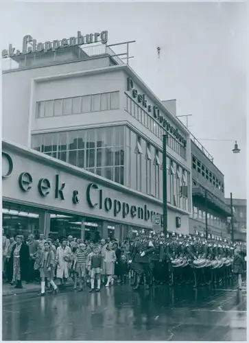 Foto Berlin Charlottenburg, Bert Sass, Marsch der Berliner Polizei, Kaufhaus Peek & Cloppenburg