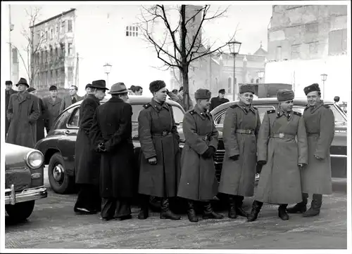 Foto Berlin Mitte, Bert Sass, Unter den Linden, Russische Soldaten vor der sowjetischen Botschaft