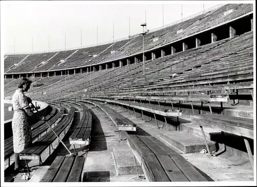 Foto Berlin Charlottenburg Westend, Bert Sass, Olympiastadion, Putzfrau reinigt die Tribünen