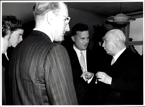 Foto Bert Sass Berlin, Bundespräsident Theodor Heuss im Gespräch