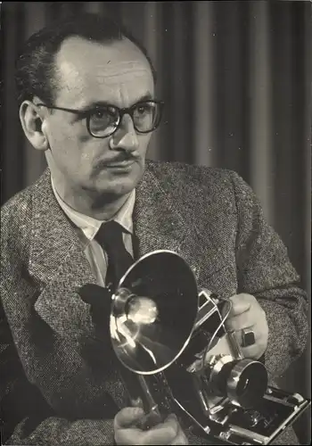 Foto Bert Sass Berlin, Portrait, Fotoapparat mit Blitz