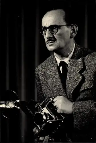 Foto Bert Sass Berlin, Portrait, Fotoapparat mit Blitz