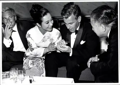 Foto Berlin, Bert Sass, Filmfestspiele Berlin, Schauspieler Maximilian Schell, Peter van Eyck, Sekt