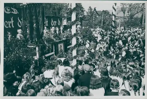 Foto Max Schirner Berlin, Falkensee im Havelland, 1. Mai Feier, Rednerbühne, Stalin Bild