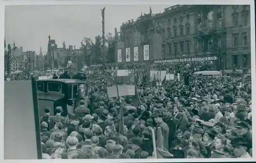 Foto Max Schirner Berlin, 1. Maifeier im Berliner Lustgarten, Marx und Engels Bilder, SED Parole