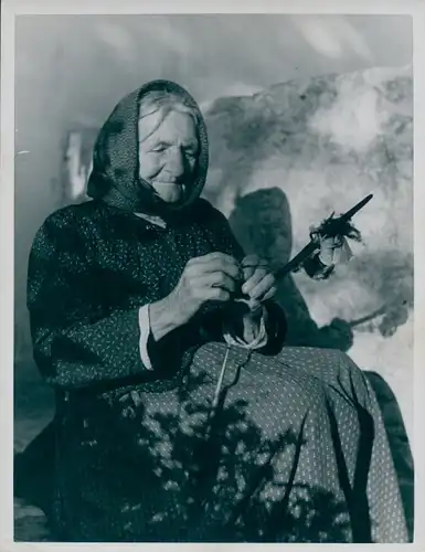 Foto, alte Frau mit einer Spindel, Portrait