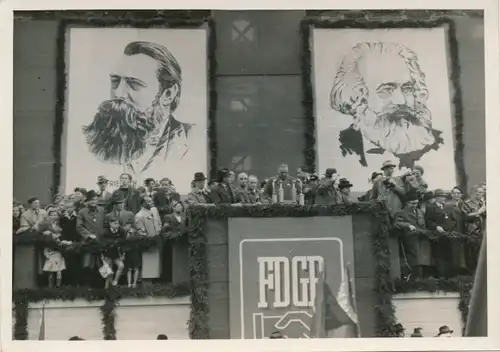 Foto Max Schirner Berlin, Falkensee im Havelland, Maifeier, FDGB Kundgebung, Marx und Engels Bilder