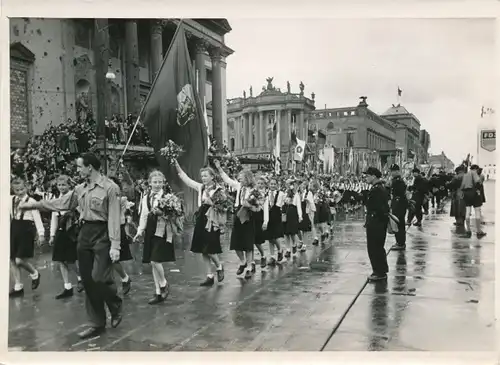 Foto Max Schirner Berlin, Unter den Linden, FDJ Deutschlandtreffen, Parade am Pfingstsonntag