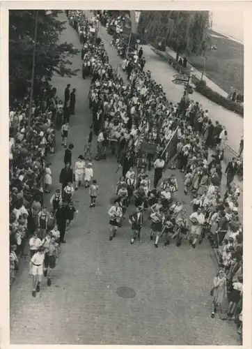 Foto Max Schirner Berlin, Meißen in Sachsen, 2. Jugendparlament, Festzug, Klampfenspieler